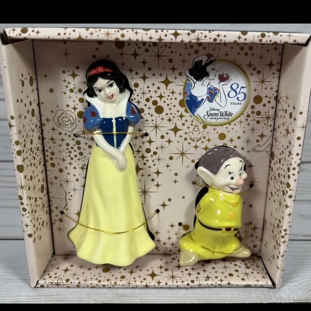 DISNEY Snow White Dopey Salt & Pepper Shakers 85th Anniversary EDITION